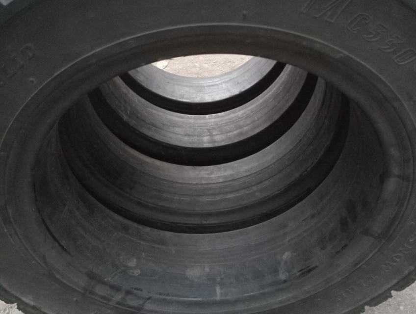 Vỏ đặc cũ xe nâng Nhật Bản mới 90 phần trăm