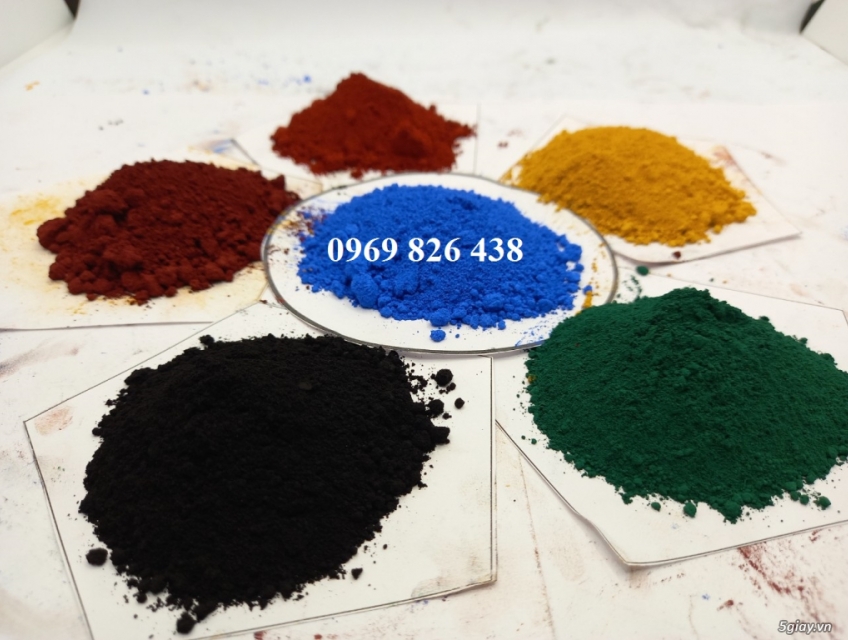 Bột màu xanh lá cây trong ghế đá, gạch vỉa hè.