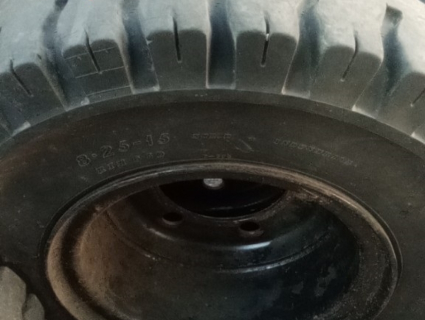 Vỏ đặc cũ xe nâng 8.25-15