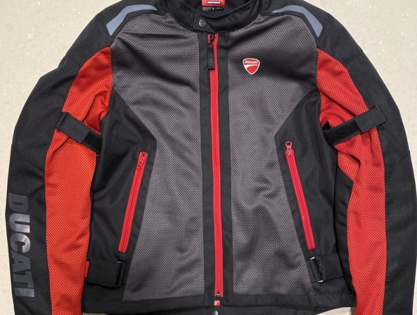 Áo chạy xe motor Ducati có giáp và lót bảo vệ phía trong