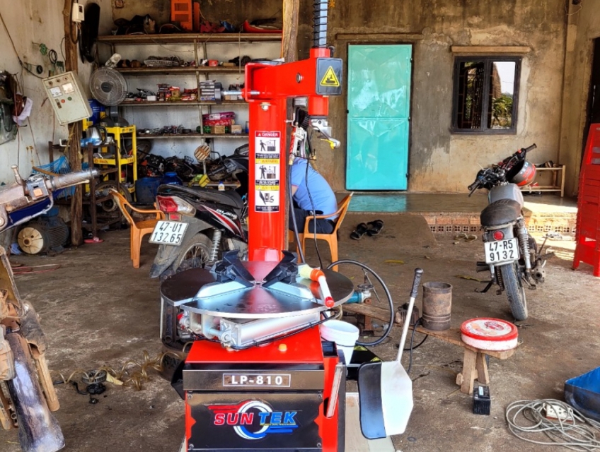 Máy Tháo Vỏ Xe Tay Ga Và Du Lịch SunTek LP-810