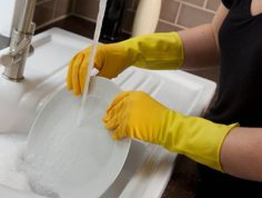 Cần tuyển 1 nữ giúp việc nhà bao ăn ở lại với gia đình 1 trệt 1 lầu