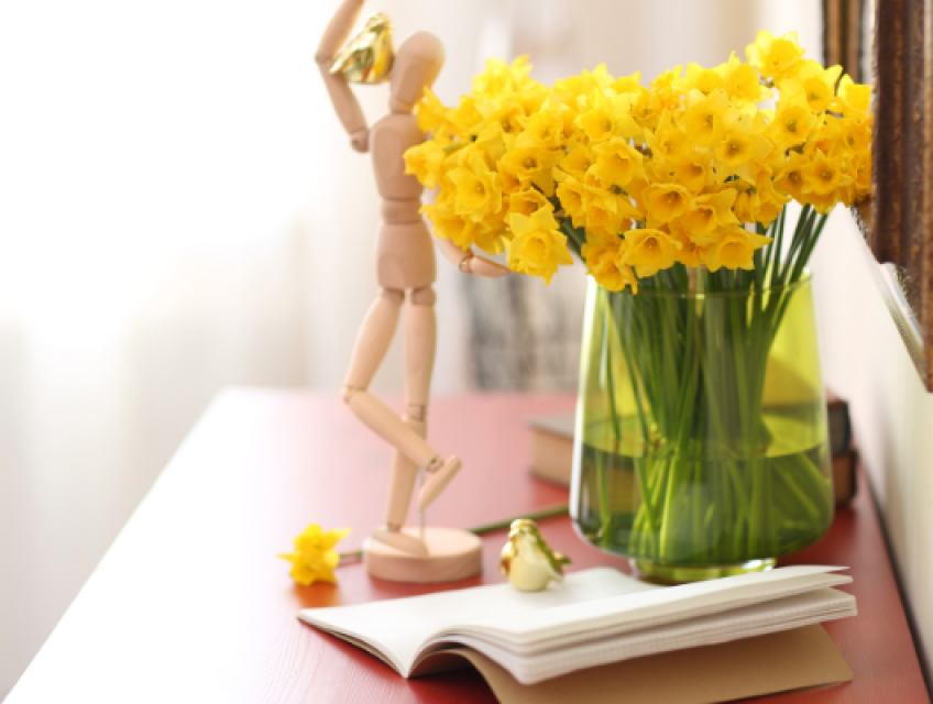 Tạo dấu ấn với phong cách trang trí bàn làm việc cùng hoa tươi