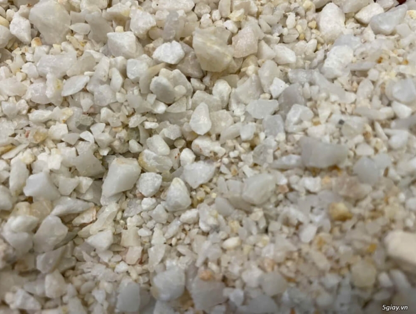 So sánh giữa Đá Thạch Anh Vụn Thô và Thạch Anh Vụn Bóng