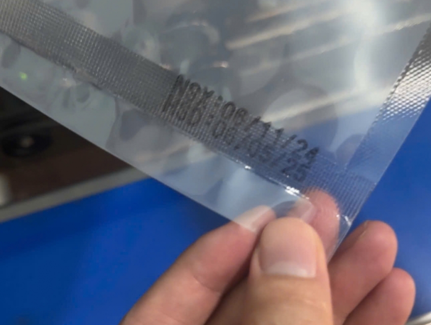 Máy dán túi liên tục kèm in ngày sản xuất, hạn sử dụng