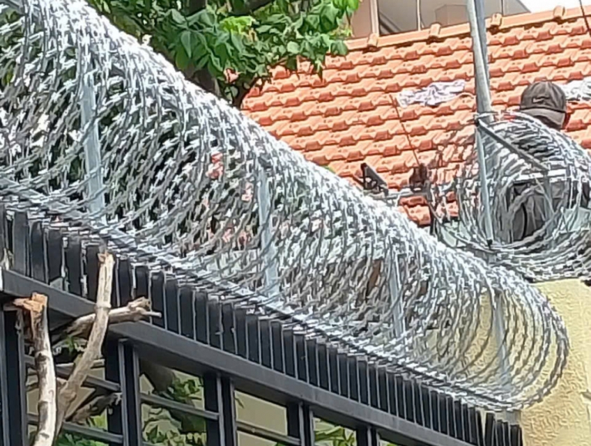 Thi công hàng rào kẽm gai chống trộm giá rẻ tại Bình Dương