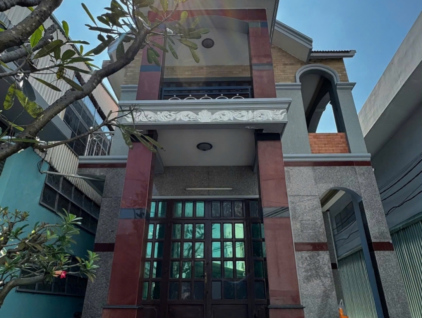 Cho thuê NC 7x35m 2 lầu 6PN số 911 Lê Khả Phiêu P An Lạc