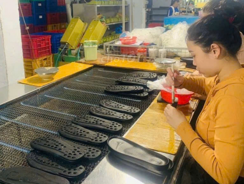 Tuyển công nhân nam nữ phụ làm dép làm ca 9h 12h tại Tân Phú