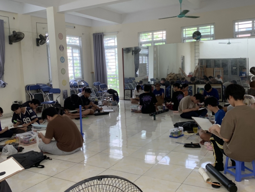 Lớp học vẽ luyện thi khối H ở Hà Nội