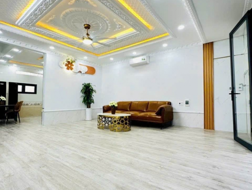 Bá.n nhà 1 trệt 2 lầu,4PN 5 toilet ngang 5 mét rộng rãi đường Huỳnh Tấ