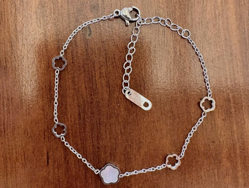 So Sánh Vòng Titan Và Vòng Handmade