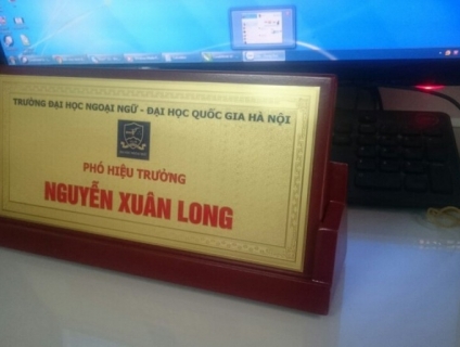 biển chức danh tam giác