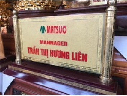 biển chức danh mạ vàng
