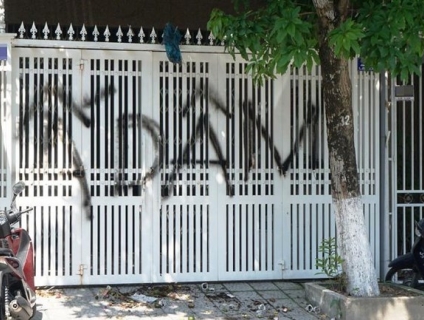 Nhà cựu Viện phó VKS vụ sàm sỡ bé gái bị ném chất bẩn