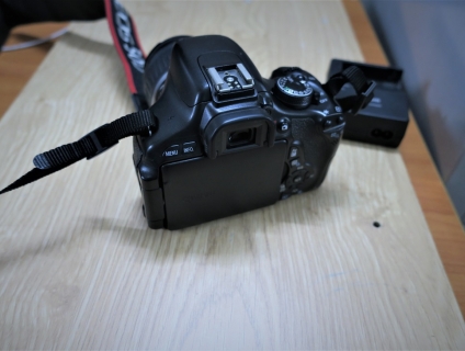 Canon 600D / Kiss X5 / Rebel T3i Body / Mới 95% /  kèm lens 18 55 mm