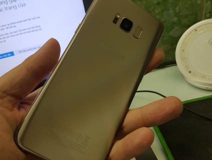 Cần ra đi em Samsung S8 plus bản VN 2 sim như mới.