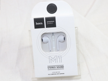 Phụ kiện điện thoại: tai nghe, cáp sạc.