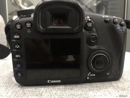Bán này canon 7D còn mới, tặng kèm thẻ nhớ và 2 lens