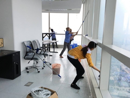 Dịch vụ vệ sinh kính văn phòng- Dịch vụ cần thiết hiện nay