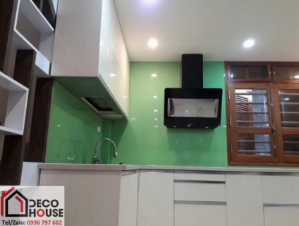 Kính ốp bếp màu xanh cốm hợp với tuổi nào?