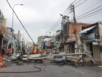 TP.HCM: Ớn lạnh hiện trường trụ điện bị bật gốc ngã ầm xuống đường