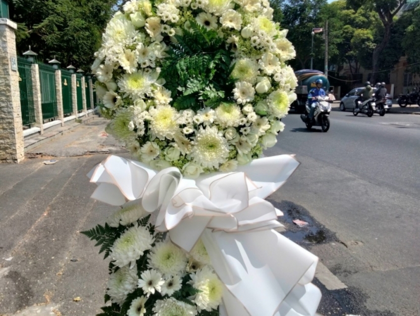 TOP 5 LẴNG HOA CHIA BUỒN ĐẸP ĐƯỢC ĐẶT NHIỀU NHẤT TẠI HOATUOI247.COM.VN