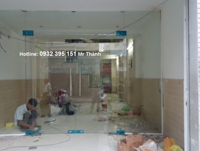 vách kính cường lực tại hóc môn