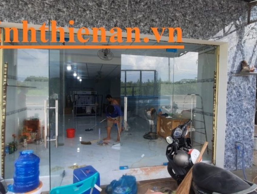 Làm cửa kính cường lực giá rẻ tại q12