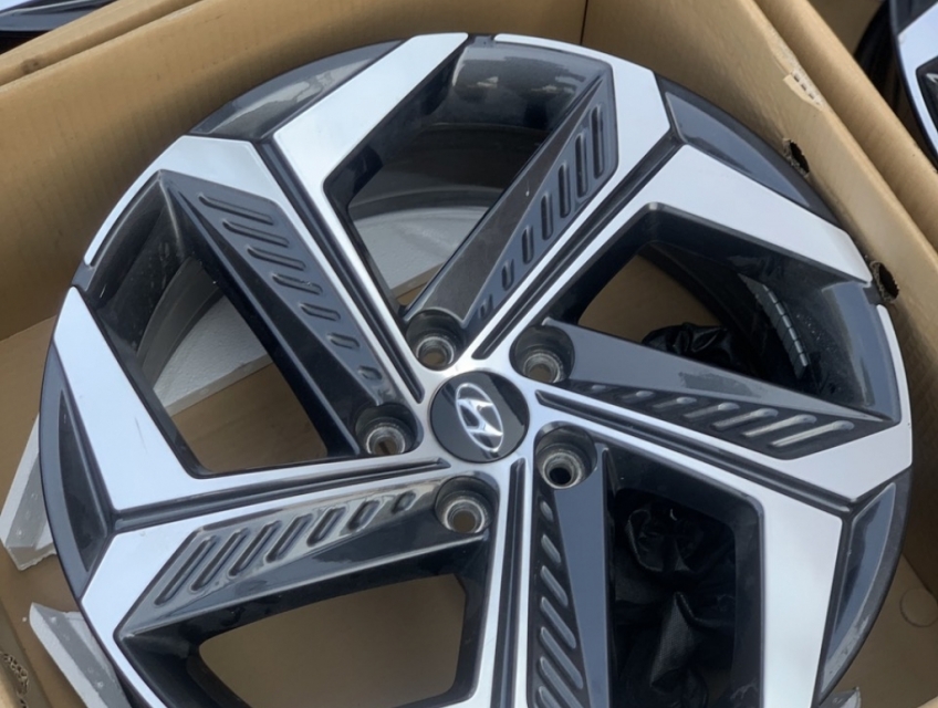 MÂM ZIN THÁO XE HYUNDAI TUCSON 2023 19 INCH