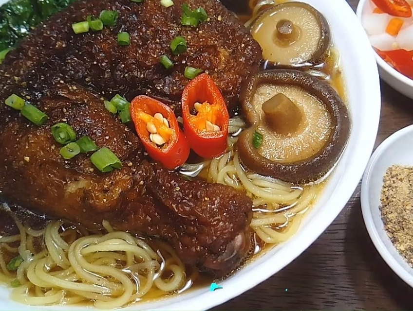 Tẩm bổ cả nhà với món mỳ gà tiềm cùng Sing Chicken