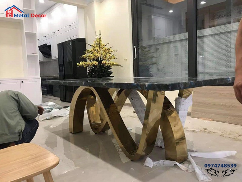 Mua Bàn Ăn Chân Inox Mạ Vàng: Hướng Dẫn Lựa Chọn Bàn Ăn Phù Hợp