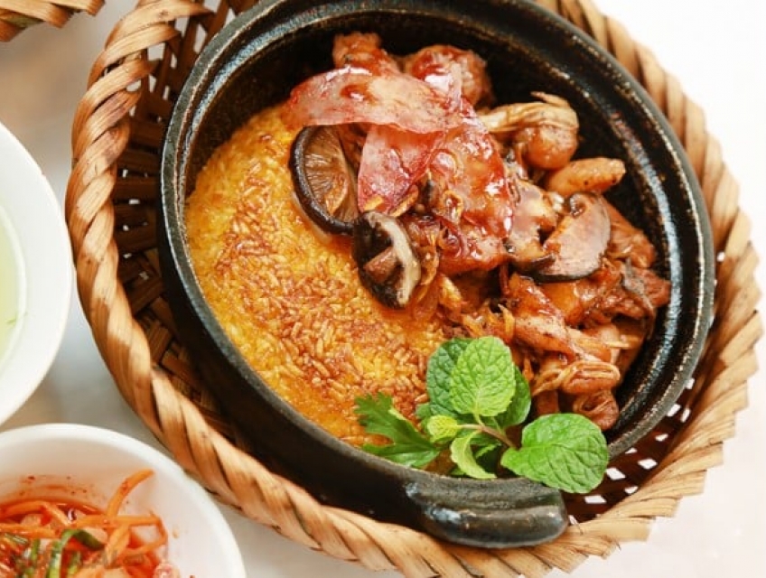 Bật mí cách làm cơm niêu gà sốt nấm nóng hổi cho gia đình