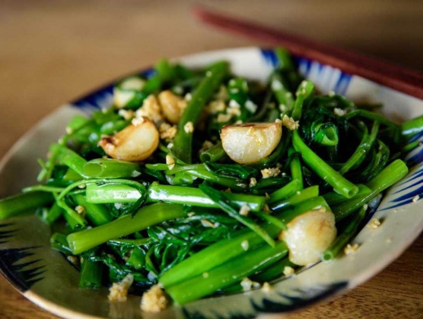 Làm rau muống xào tỏi - món ăn dân dã, quá dễ với Sing Chicken