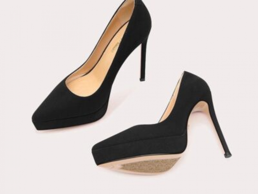 Giày cao gót mũi nhọn màu đen LiLyWei – Biểu tượng của sự tự tin và qu