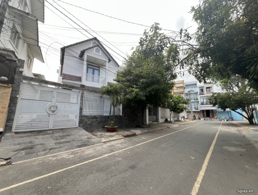 Bán biệt thự Quận 7 ngan 11mx16m xây 1 lầu áp mái giá tốt mua đầu tư