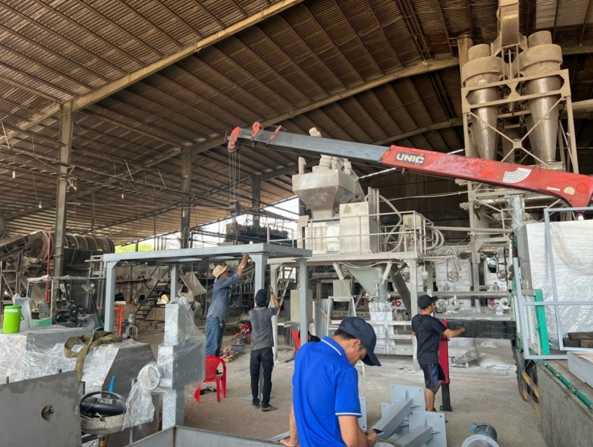 Cho thuê xe cẩu vận chuyển lắp đặt máy cân mì