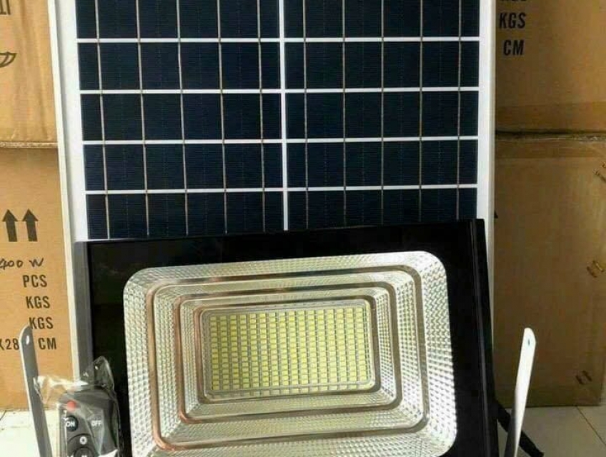 Đèn Pha Năng Lượng Mặt Trời 100W: Giải Pháp Chiếu Sáng Hiệu Quả Và Tiế
