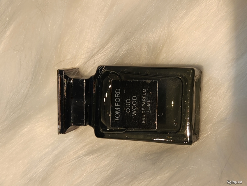 Còn tồn 12 chai nước hoa mini còn hộp và seal mua về làm quà khỏi bàn