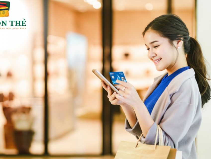 Rut tien the tin dung quan 8 và quẹt thẻ mua sắm cái nào tiện lợi hơn?