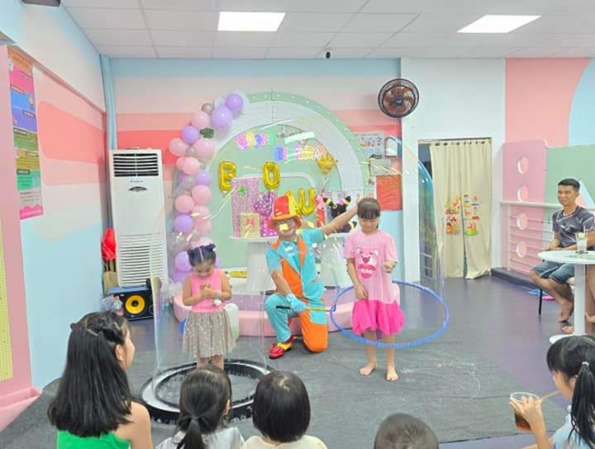 LỄ TỔNG KẾT NĂM HỌC- chú hề biểu diễn bong bóng xà phòng