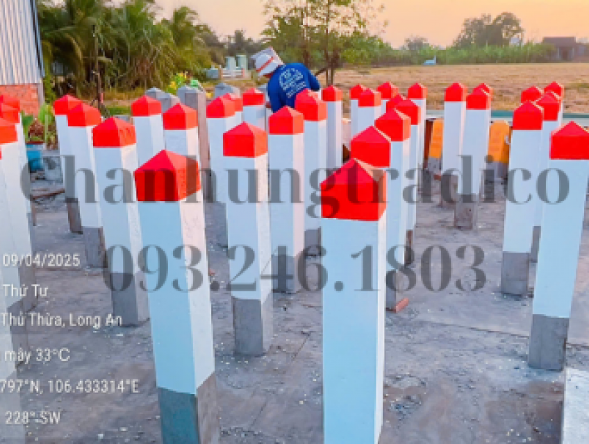 Cọc tiêu bê tông cốt thép sơn trắng đỏ