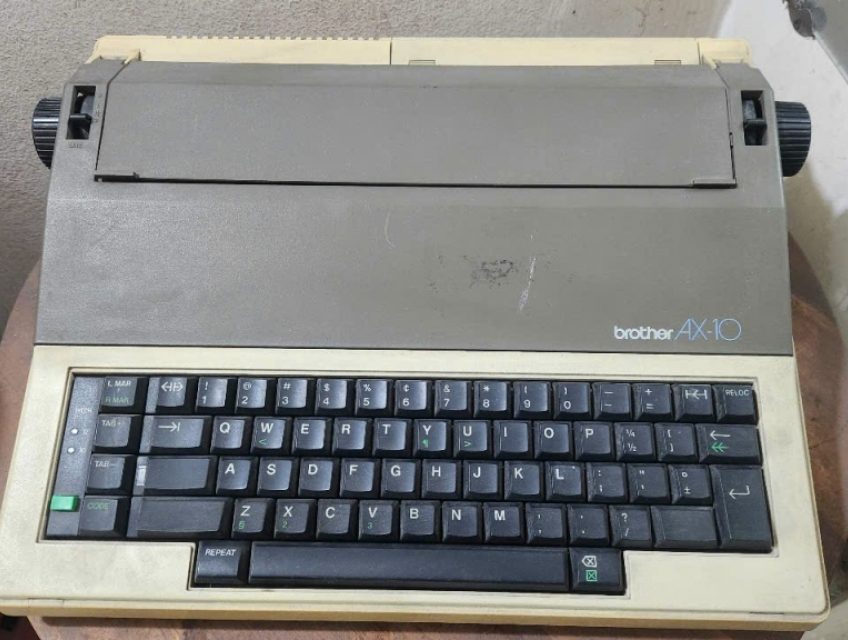 máy đánh chữ xưa để sưu tầm hiệu brother