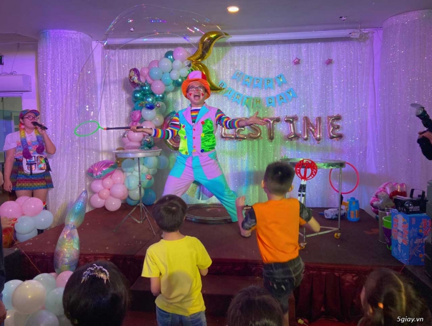 Chú hề biểu diễn bong bóng xà phòng khổng lồ MonParty