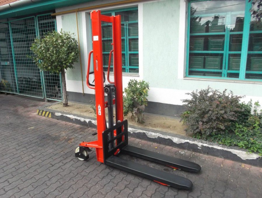 Bán xe nâng tay cao 2 tấn giá rẻ có sẵn