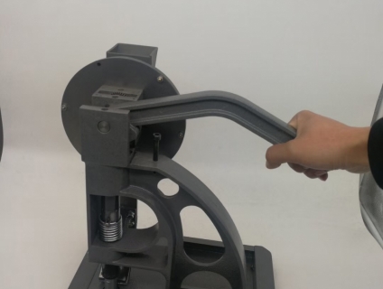 Máy đogs khoen bạt giá rẻ giảm 30%