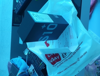 Bán s10 plus mới được tặng trong ngày , chính hãng màu xanh .