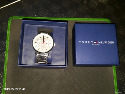 Đồng hồ tonny Hilfiger.