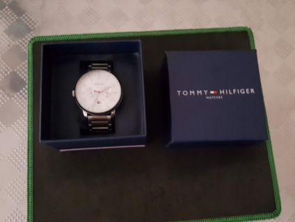 Đồng hồ tonny Hidfiger, bạc.