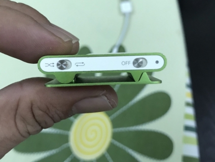 Ipod Touch 32GB (Lỗi cảm ứng) + Shuffle 1GB ngoại hình đẹp (Lỗi pin)