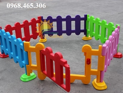 Hàng rào nhựa nhiều màu tạo không gian vui chơi